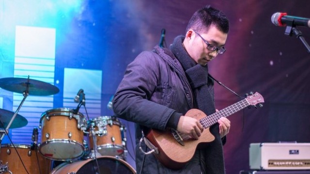 尤克里里持琴姿势和右手拨弦方法